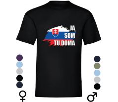 Čierne tričko s potlačou slovenskej vlajky, štátneho znaku a výrazným nápisom „JA SOM TU DOMA“ – ideálne pre všetkých Slovákov so srdcom na správnom mieste
