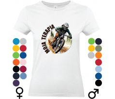 Biele tričko s farebnou potlačou horského cyklistu počas dynamickej jazdy v teréne a výrazným textom „Moja Terapia“ – ideálne pre bikerov a outdoor nadšencov