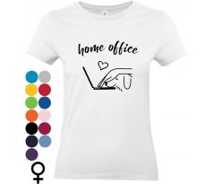 Biele dámske tričko s čiernou potlačou „home office“, ručne kreslenou rukou na notebooku a srdiečkom, minimalistický dizajn.