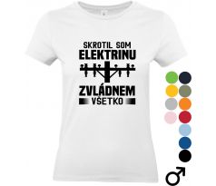 Biele tričko s čiernym nápisom „Skrotil som elektrinu – zvládnem všetko“ a siluetou elektrického stĺpa, určené pre elektrikárov alebo technikov.