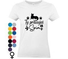 Tričko "Mačka – Ty pracuješ, ja spím" s vtipnou potlačou leňošiacej mačky pre všetkých milovníkov pohodového života.