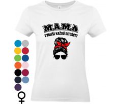 Biele dámske tričko s nápisom „Mama vyrieši každú situáciu“ a štýlovým motívom ženy s červenou mašľou a okuliarmi.