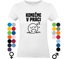 Vtipné biele tričko s čiernou potlačou "Konečne v práci" a smajlíkom, ktorý spí na stole – originálne tričko pre unavených pracantov a kolegov s humorom.