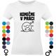 Vtipné biele tričko s čiernou potlačou "Konečne v práci" a smajlíkom, ktorý spí na stole – originálne tričko pre unavených pracantov a kolegov s humorom.