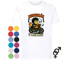 Biele detské tričko s farebnou potlačou chlapca na motorke a textom „Motorkár v tréningu“, vhodné pre malých fanúšikov motoriek