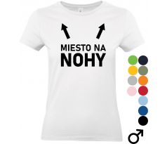 Biele tričko s čiernym nápisom „Miesto na nohy“ a dvoma šípkami smerujúcimi na ramená – vtipná a sexy potlač