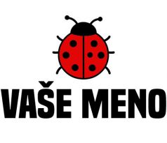 Nažehlovačka s červenou lienkou a nápisom „VAŠE MENO“ – veselý detský štítok na oblečenie