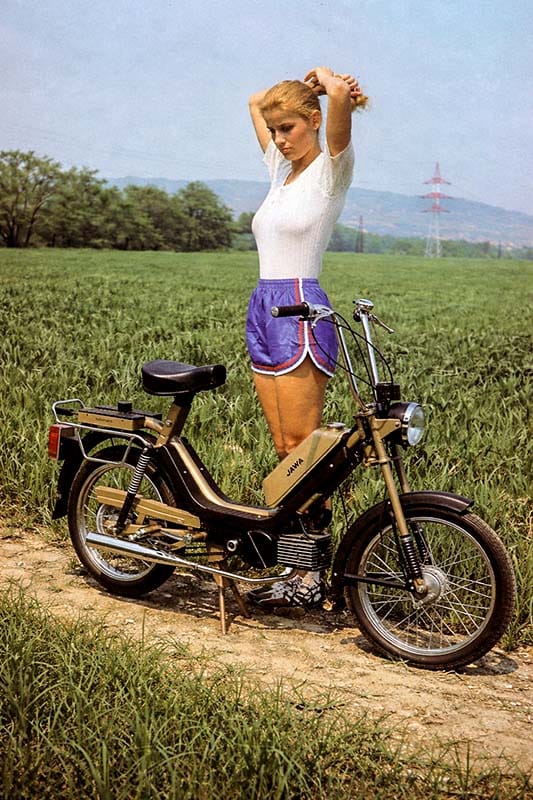 JAWA Babetta 210 moped so ženou na lúke retro fotografia
